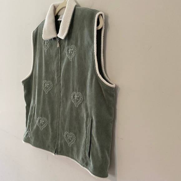 Alfred Dunner Plus Sz 14 Corduroy Fleece White and
Sage Green Embroidered Gilet - Picture 5 of 9